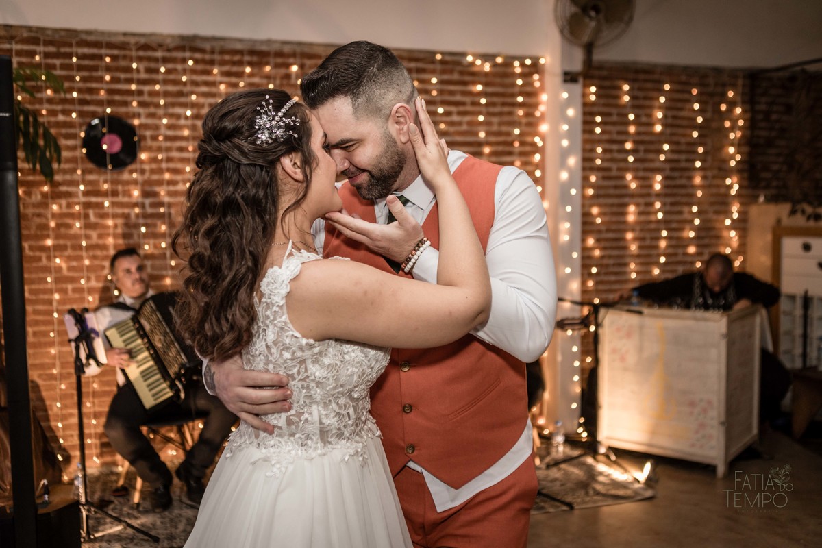 Dia da noiva, maquiagem, making of, wedding, buffet de casamento, salão de festa, assessoria, cerimonial, celebrante, mini wedding, casamento pequeno, poucos convidados, decoração, vestido de noiva, salão de beleza, banda, musica, dança, fotografia, 