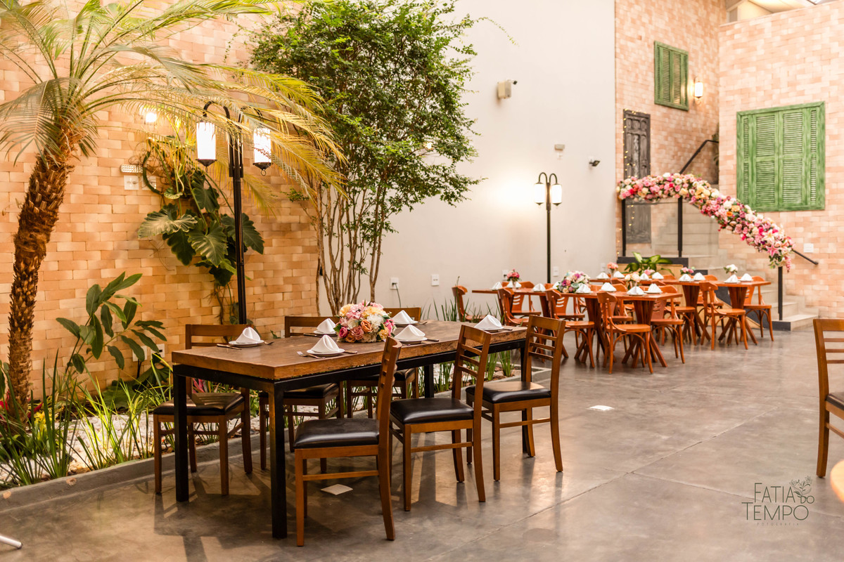 15 anos, debutante, adolescente, festa de debutante, festa de 15 anos, balada, vestido de festa, decoração, buffet, Alameda 7, São Caetano do Sul, buffet em São Caetano, flores, iluminação, doces finos, gastronomia, editorial, moda, elegância, Santo André