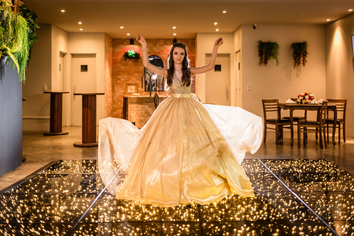 15 anos, debutante, adolescente, festa de debutante, festa de 15 anos, balada, vestido de festa, decoração, buffet, Alameda 7, São Caetano do Sul, buffet em São Caetano, flores, iluminação, doces finos, gastronomia, editorial, moda, elegância, Santo André