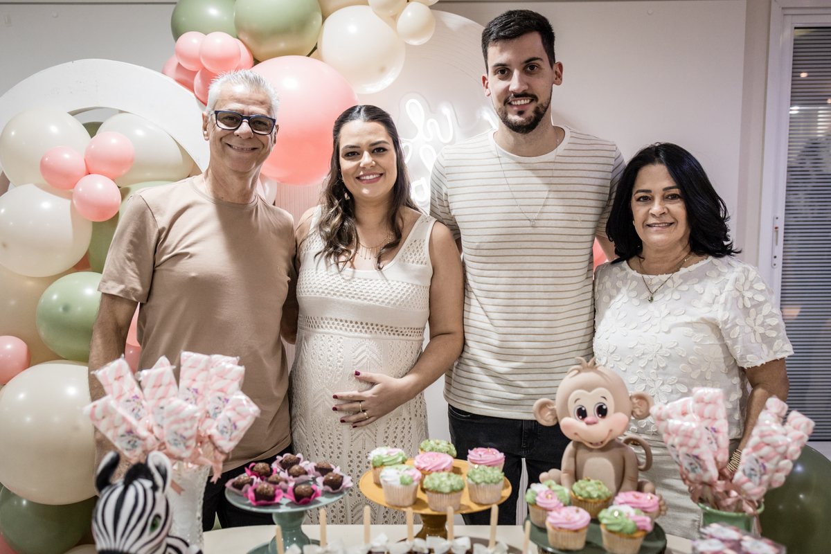 Chá de bebê, chá revelação, festa infantil, aniversário, festa de criança, decoração, gincana, salão do prédio, salão de festa, gestante, grávida, fralda, mamadeira, vestido branco, Isadora, Nayara, fotos de meninas, foto de aniversário, ursinho, 