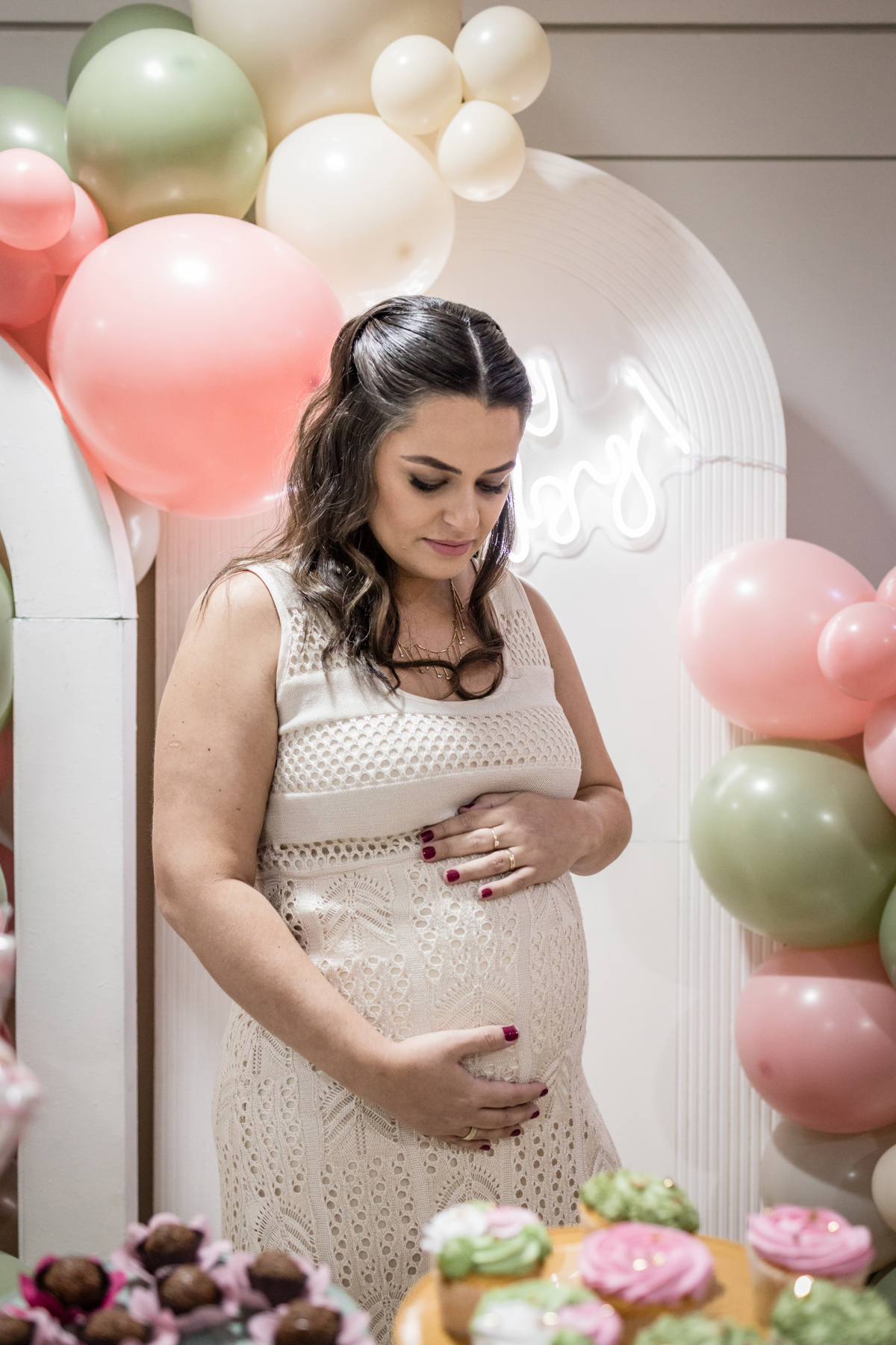 Chá de bebê, chá revelação, festa infantil, aniversário, festa de criança, decoração, gincana, salão do prédio, salão de festa, gestante, grávida, fralda, mamadeira, vestido branco, Isadora, Nayara, fotos de meninas, foto de aniversário, ursinho, 