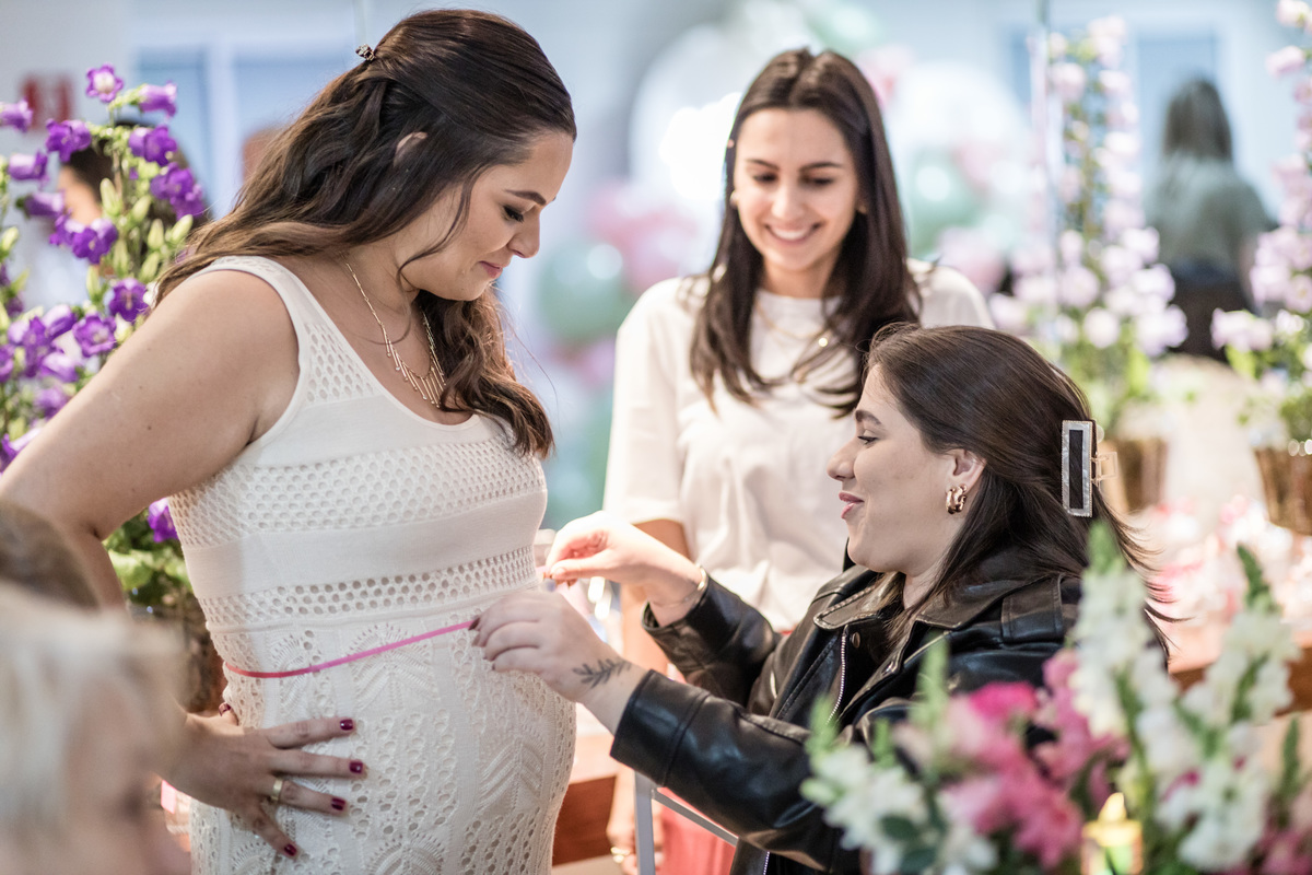Chá de bebê, chá revelação, festa infantil, aniversário, festa de criança, decoração, gincana, salão do prédio, salão de festa, gestante, grávida, fralda, mamadeira, vestido branco, Isadora, Nayara, fotos de meninas, foto de aniversário, ursinho, 