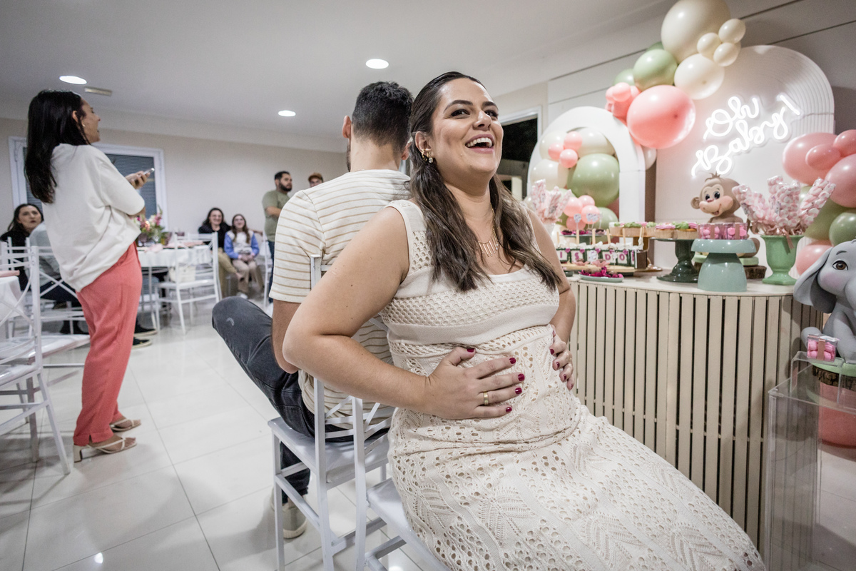 Chá de bebê, chá revelação, festa infantil, aniversário, festa de criança, decoração, gincana, salão do prédio, salão de festa, gestante, grávida, fralda, mamadeira, vestido branco, Isadora, Nayara, fotos de meninas, foto de aniversário, ursinho, 