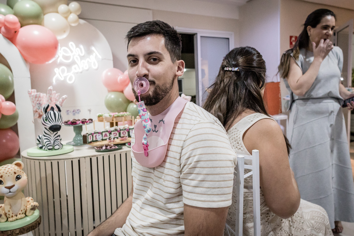 Chá de bebê, chá revelação, festa infantil, aniversário, festa de criança, decoração, gincana, salão do prédio, salão de festa, gestante, grávida, fralda, mamadeira, vestido branco, Isadora, Nayara, fotos de meninas, foto de aniversário, ursinho, 