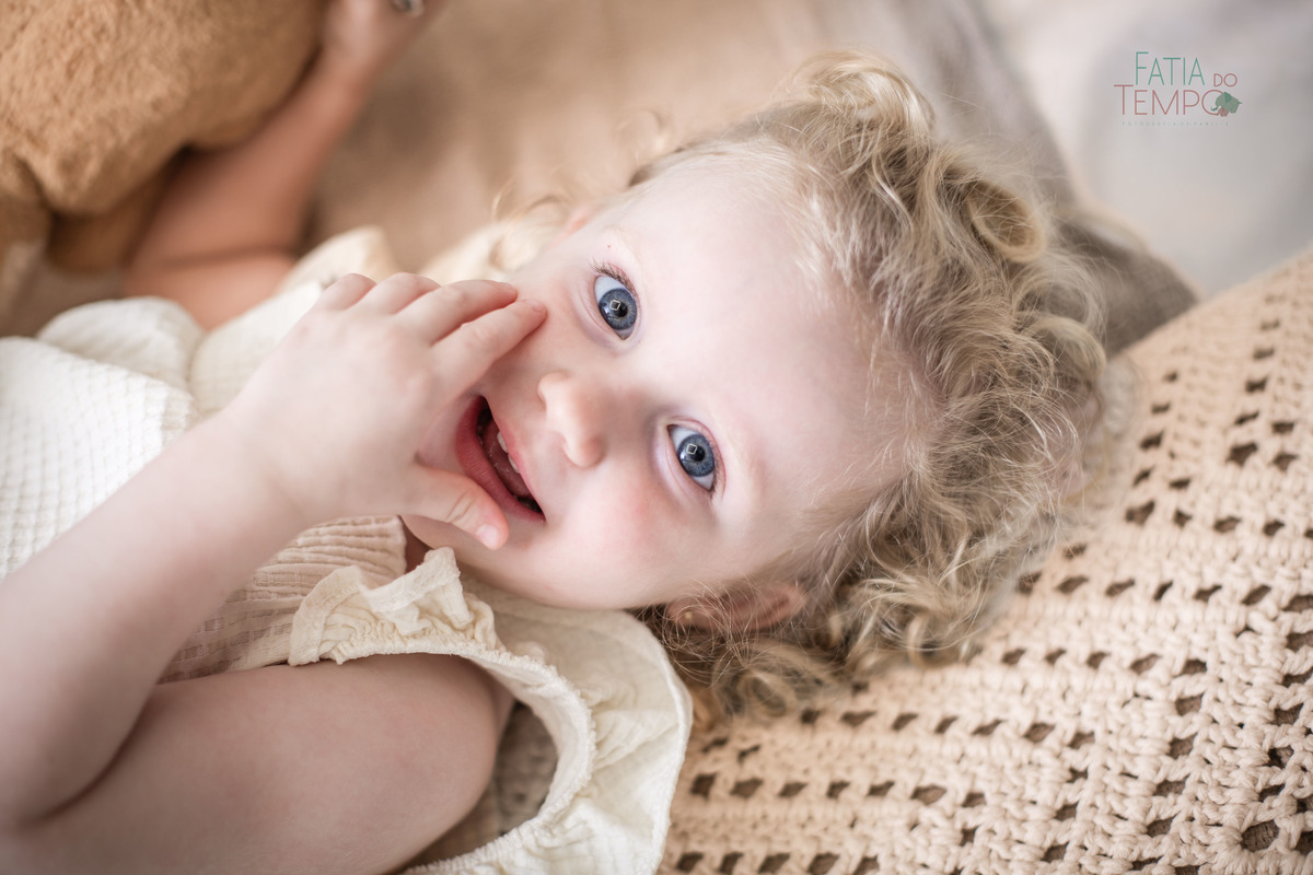 newborn, recém nascido, bebê, criança, família, irmã, pai de menina, mãe, pai, mãe de menina, mãe de menino, ensaio fotográfico, fotógrafo de criança, ensaio infantil, olho azul, ursinho de pelúcia, cesárea, parto natural, parto normal, parteira, estúdio,