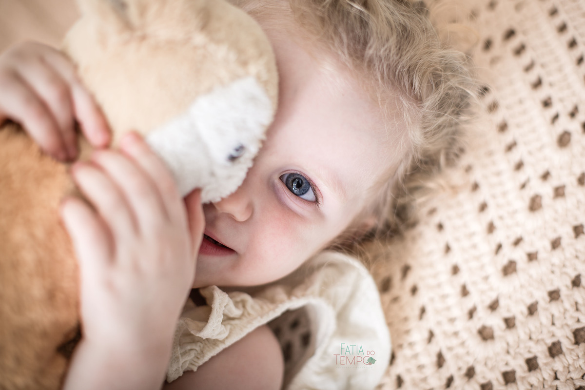 newborn, recém nascido, bebê, criança, família, irmã, pai de menina, mãe, pai, mãe de menina, mãe de menino, ensaio fotográfico, fotógrafo de criança, ensaio infantil, olho azul, ursinho de pelúcia, cesárea, parto natural, parto normal, parteira, estúdio,