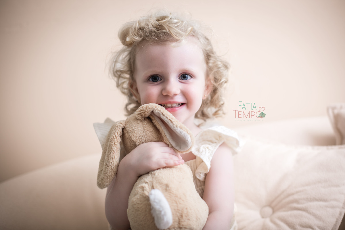 newborn, recém nascido, bebê, criança, família, irmã, pai de menina, mãe, pai, mãe de menina, mãe de menino, ensaio fotográfico, fotógrafo de criança, ensaio infantil, olho azul, ursinho de pelúcia, cesárea, parto natural, parto normal, parteira, estúdio,