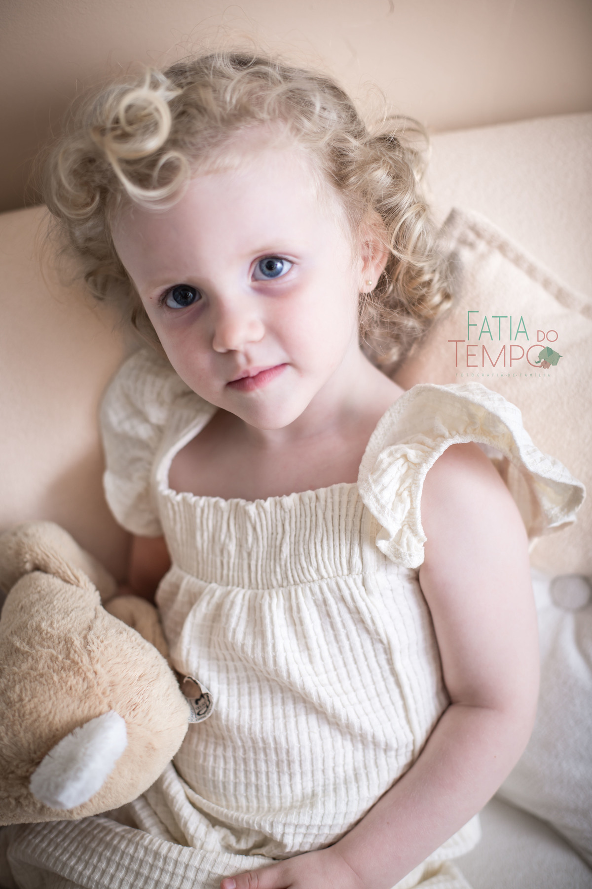 newborn, recém nascido, bebê, criança, família, irmã, pai de menina, mãe, pai, mãe de menina, mãe de menino, ensaio fotográfico, fotógrafo de criança, ensaio infantil, olho azul, ursinho de pelúcia, cesárea, parto natural, parto normal, parteira, estúdio,