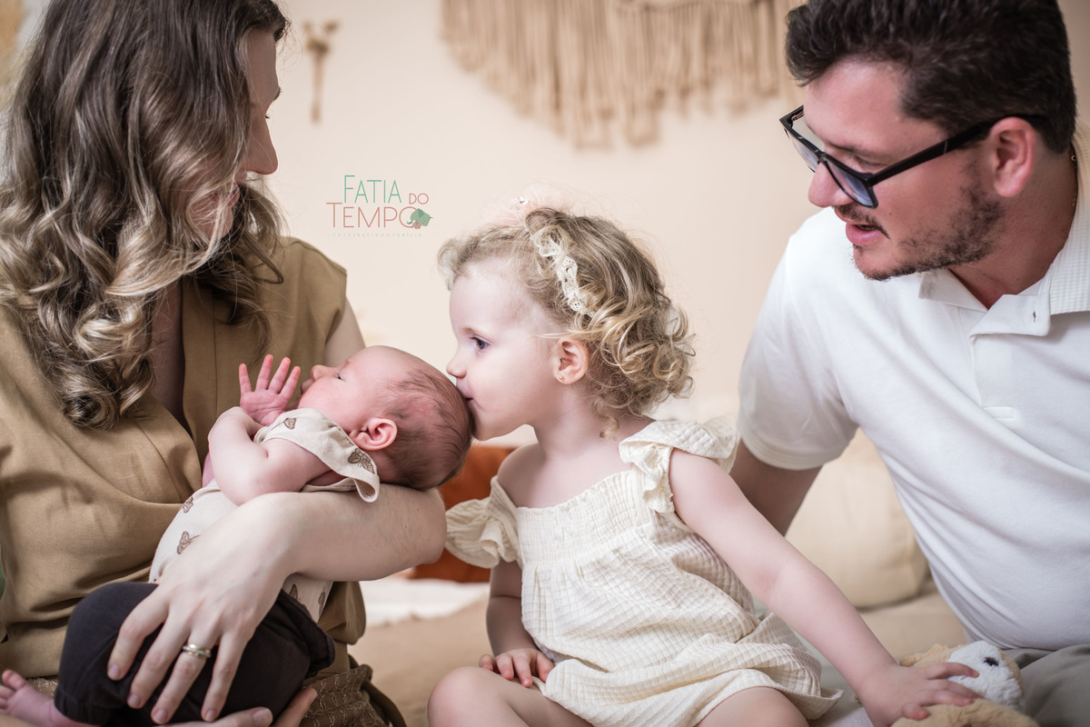 newborn, recém nascido, bebê, criança, família, irmã, pai de menina, mãe, pai, mãe de menina, mãe de menino, ensaio fotográfico, fotógrafo de criança, ensaio infantil, olho azul, ursinho de pelúcia, cesárea, parto natural, parto normal, parteira, estúdio,