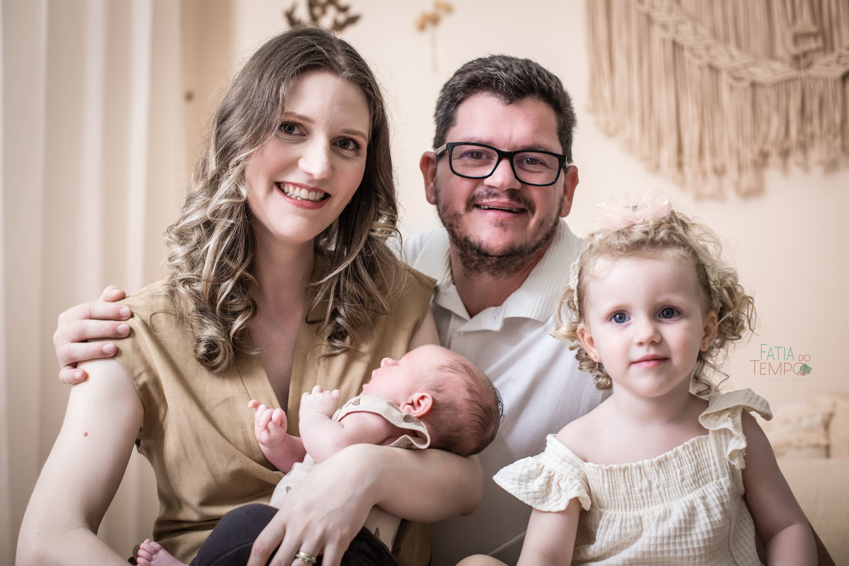 newborn, recém nascido, bebê, criança, família, irmã, pai de menina, mãe, pai, mãe de menina, mãe de menino, ensaio fotográfico, fotógrafo de criança, ensaio infantil, olho azul, ursinho de pelúcia, cesárea, parto natural, parto normal, parteira, estúdio,