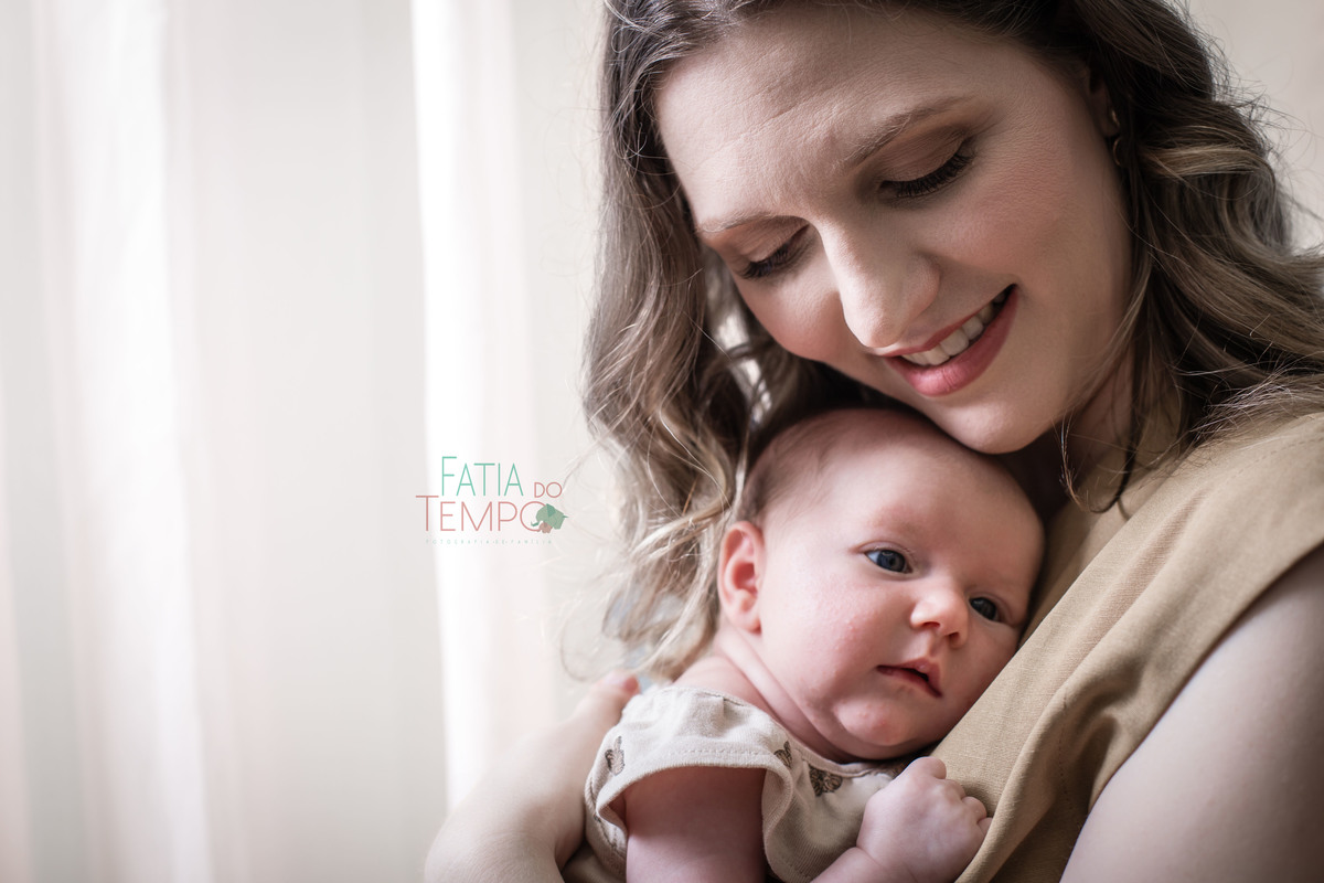 newborn, recém nascido, bebê, criança, família, irmã, pai de menina, mãe, pai, mãe de menina, mãe de menino, ensaio fotográfico, fotógrafo de criança, ensaio infantil, olho azul, ursinho de pelúcia, cesárea, parto natural, parto normal, parteira, estúdio,