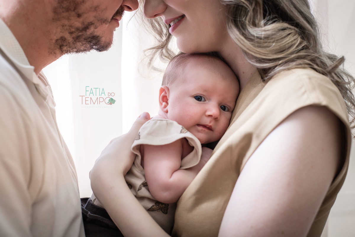 newborn, recém nascido, bebê, criança, família, irmã, pai de menina, mãe, pai, mãe de menina, mãe de menino, ensaio fotográfico, fotógrafo de criança, ensaio infantil, olho azul, ursinho de pelúcia, cesárea, parto natural, parto normal, parteira, estúdio,