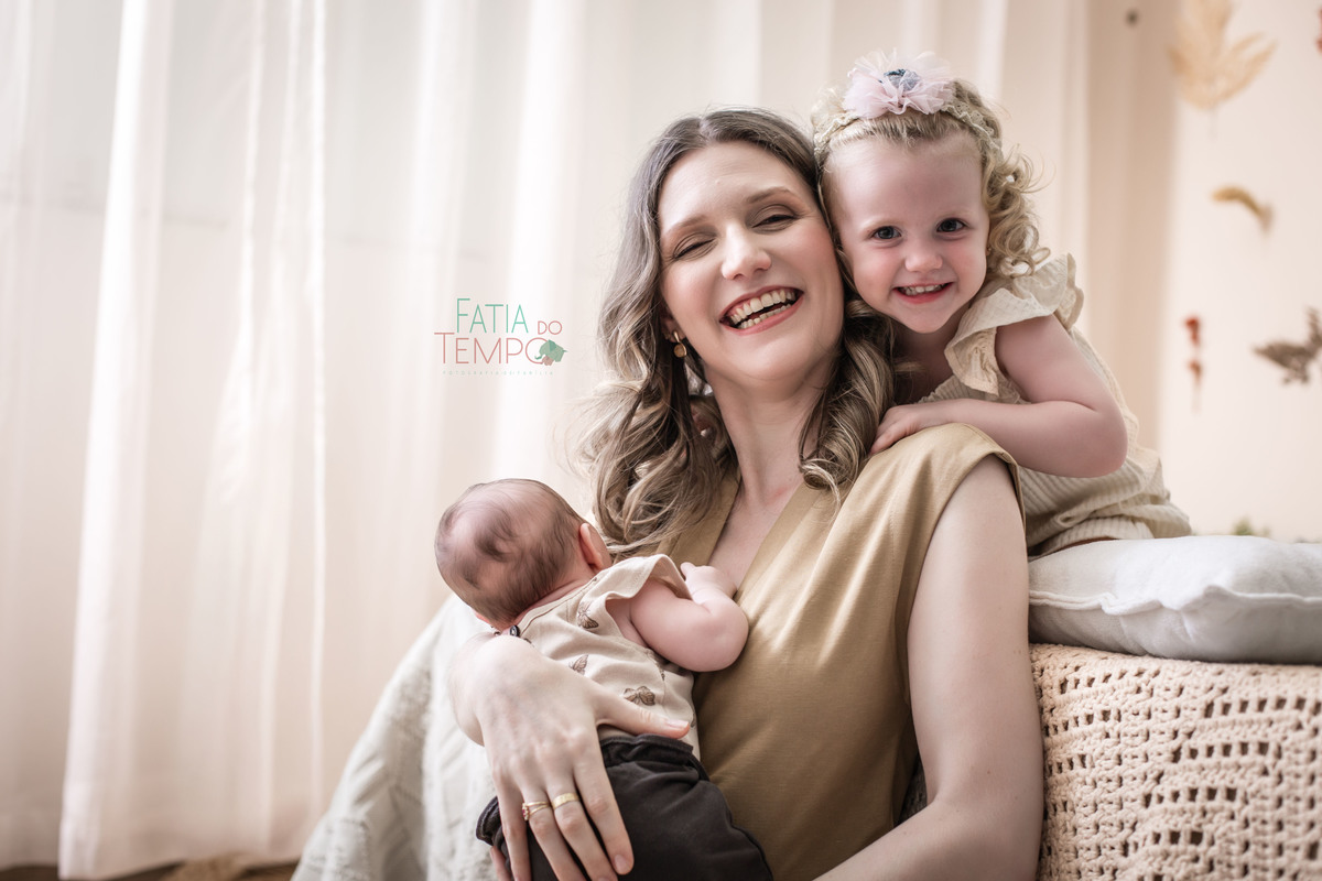 newborn, recém nascido, bebê, criança, família, irmã, pai de menina, mãe, pai, mãe de menina, mãe de menino, ensaio fotográfico, fotógrafo de criança, ensaio infantil, olho azul, ursinho de pelúcia, cesárea, parto natural, parto normal, parteira, estúdio,