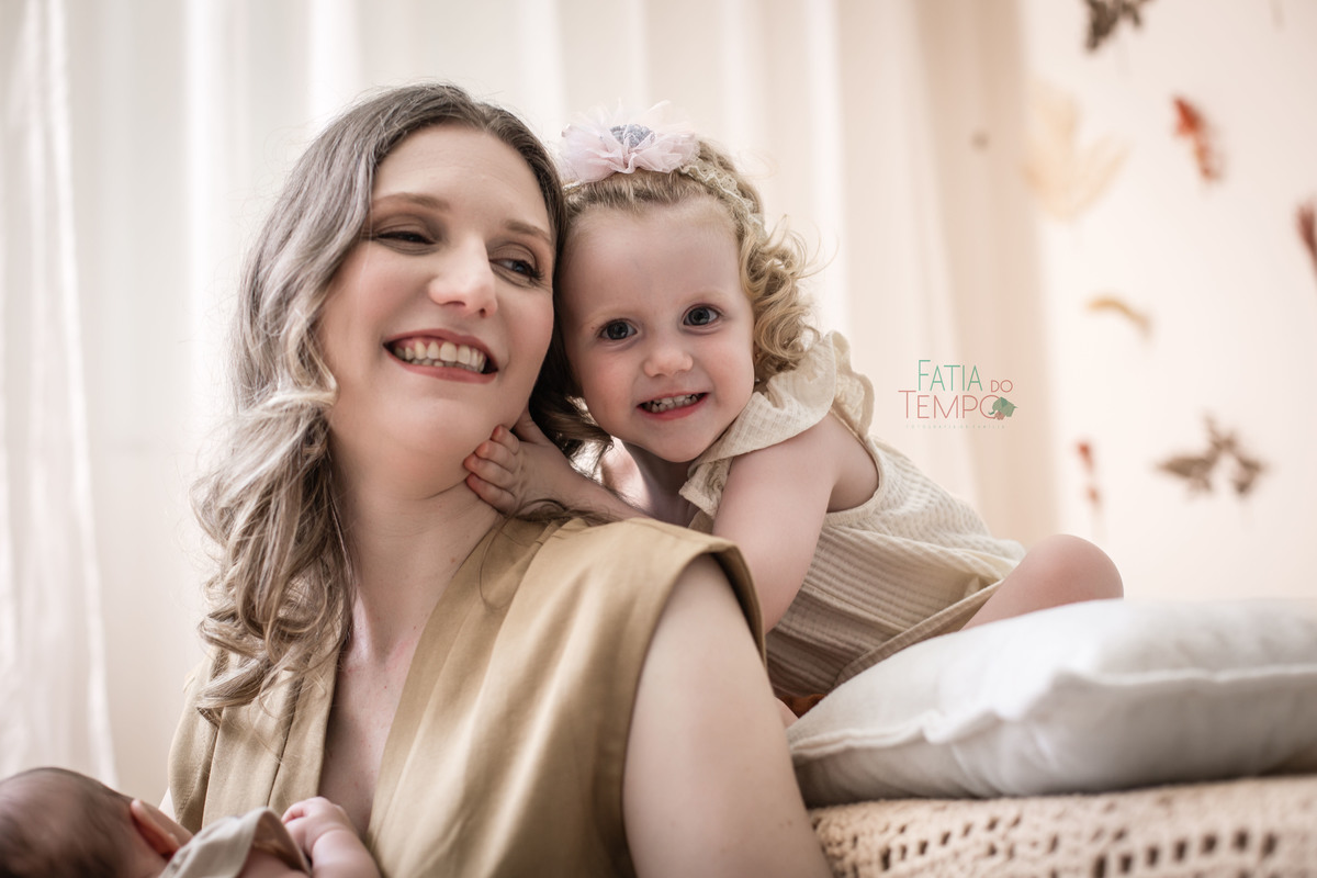 newborn, recém nascido, bebê, criança, família, irmã, pai de menina, mãe, pai, mãe de menina, mãe de menino, ensaio fotográfico, fotógrafo de criança, ensaio infantil, olho azul, ursinho de pelúcia, cesárea, parto natural, parto normal, parteira, estúdio,