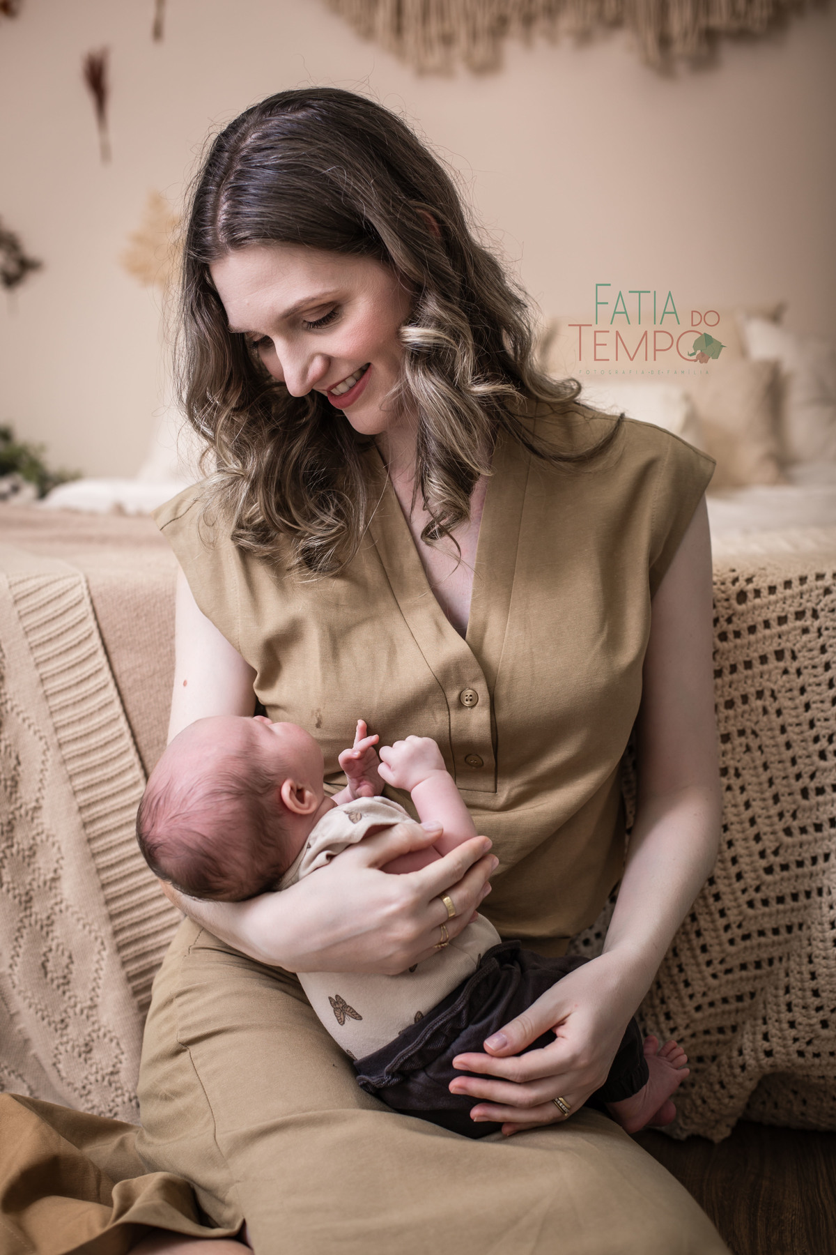 newborn, recém nascido, bebê, criança, família, irmã, pai de menina, mãe, pai, mãe de menina, mãe de menino, ensaio fotográfico, fotógrafo de criança, ensaio infantil, olho azul, ursinho de pelúcia, cesárea, parto natural, parto normal, parteira, estúdio,