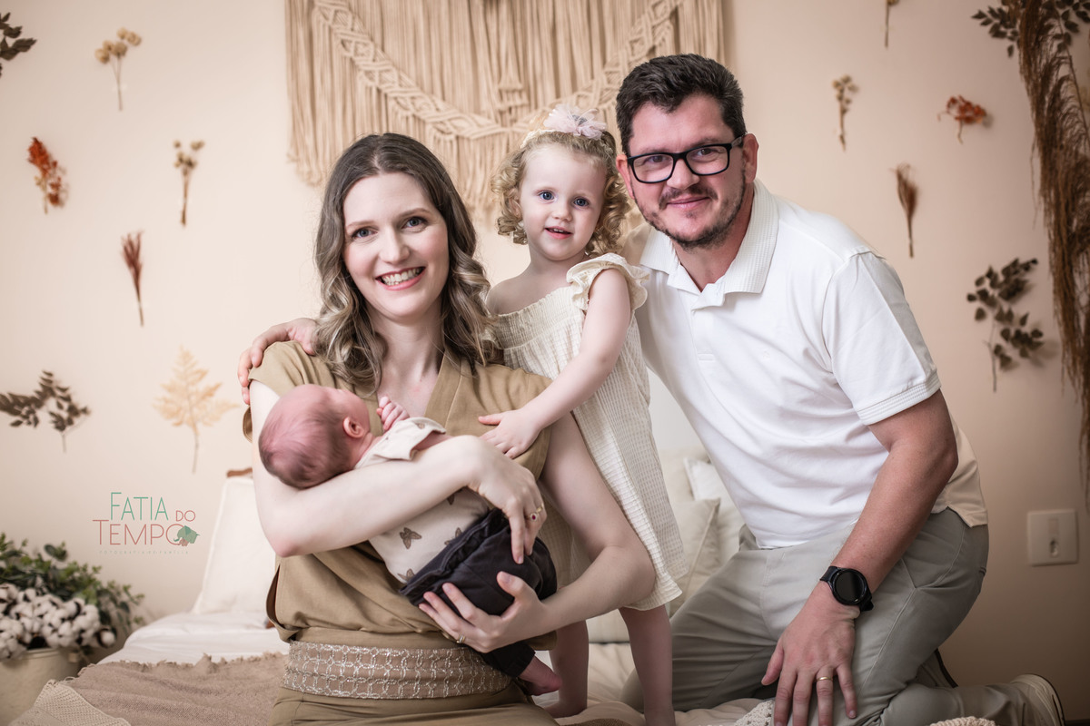 newborn, recém nascido, bebê, criança, família, irmã, pai de menina, mãe, pai, mãe de menina, mãe de menino, ensaio fotográfico, fotógrafo de criança, ensaio infantil, olho azul, ursinho de pelúcia, cesárea, parto natural, parto normal, parteira, estúdio,