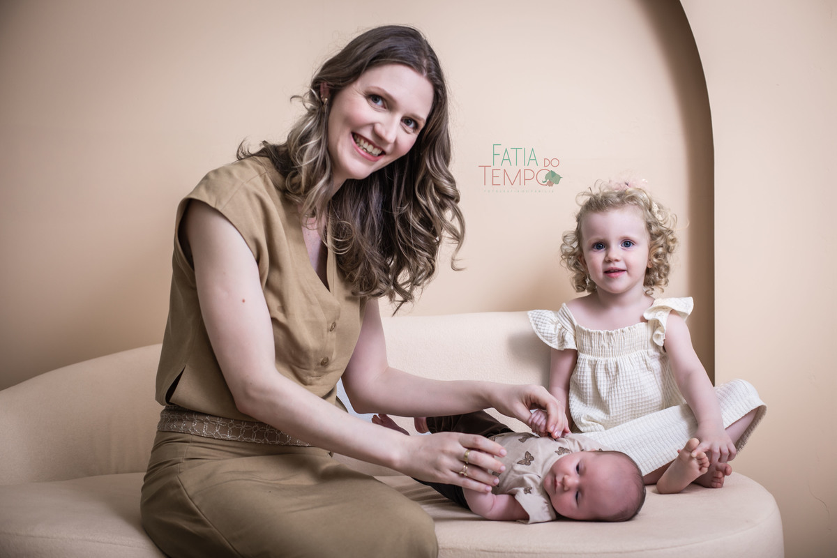 newborn, recém nascido, bebê, criança, família, irmã, pai de menina, mãe, pai, mãe de menina, mãe de menino, ensaio fotográfico, fotógrafo de criança, ensaio infantil, olho azul, ursinho de pelúcia, cesárea, parto natural, parto normal, parteira, estúdio,
