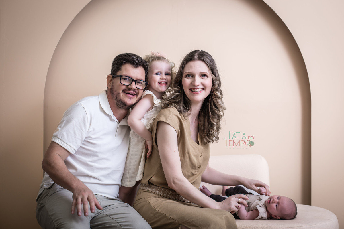 newborn, recém nascido, bebê, criança, família, irmã, pai de menina, mãe, pai, mãe de menina, mãe de menino, ensaio fotográfico, fotógrafo de criança, ensaio infantil, olho azul, ursinho de pelúcia, cesárea, parto natural, parto normal, parteira, estúdio,