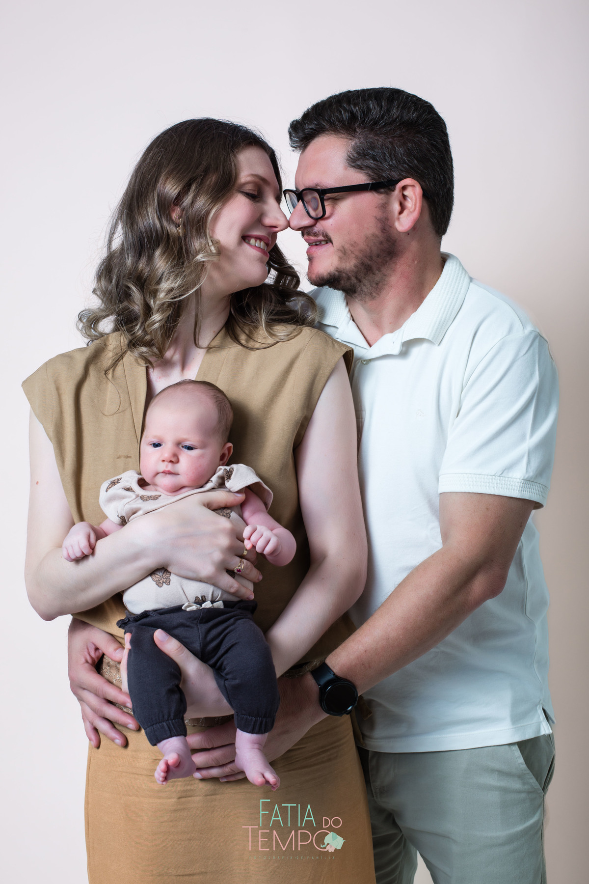 newborn, recém nascido, bebê, criança, família, irmã, pai de menina, mãe, pai, mãe de menina, mãe de menino, ensaio fotográfico, fotógrafo de criança, ensaio infantil, olho azul, ursinho de pelúcia, cesárea, parto natural, parto normal, parteira, estúdio,
