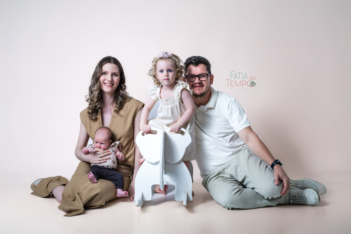 newborn, recém nascido, bebê, criança, família, irmã, pai de menina, mãe, pai, mãe de menina, mãe de menino, ensaio fotográfico, fotógrafo de criança, ensaio infantil, olho azul, ursinho de pelúcia, cesárea, parto natural, parto normal, parteira, estúdio,