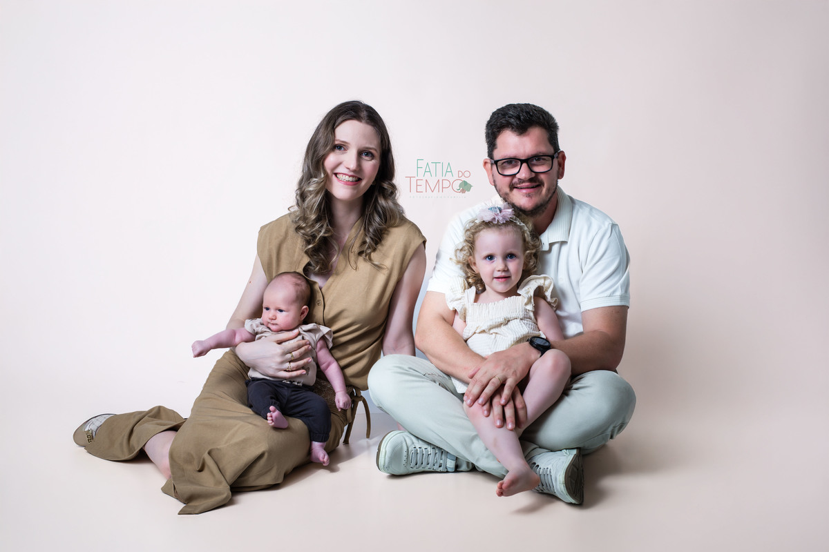 newborn, recém nascido, bebê, criança, família, irmã, pai de menina, mãe, pai, mãe de menina, mãe de menino, ensaio fotográfico, fotógrafo de criança, ensaio infantil, olho azul, ursinho de pelúcia, cesárea, parto natural, parto normal, parteira, estúdio,