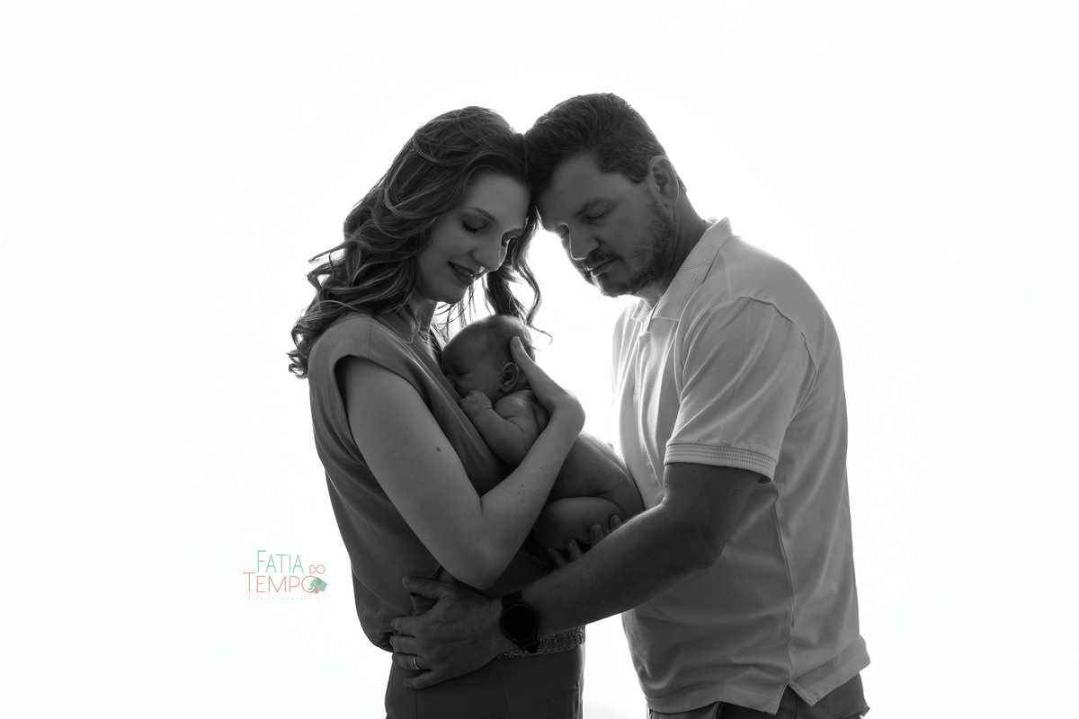 newborn, recém nascido, bebê, criança, família, irmã, pai de menina, mãe, pai, mãe de menina, mãe de menino, ensaio fotográfico, fotógrafo de criança, ensaio infantil, olho azul, ursinho de pelúcia, cesárea, parto natural, parto normal, parteira, estúdio,