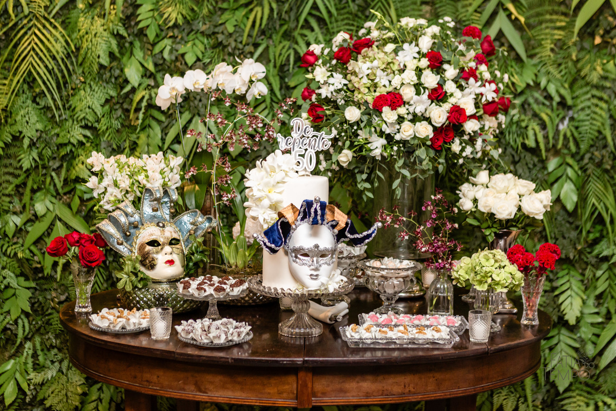 aniversário, 50 anos, festa a fantasia, baile de máscaras, Alameda 7, presunto, festa de aniversario, vestido de festa, mesa de frios, maquiagem, cabeleireiro, buffet em são caetano, atração, São Caetano do Sul, bobo da corte, personagens, flashback, 