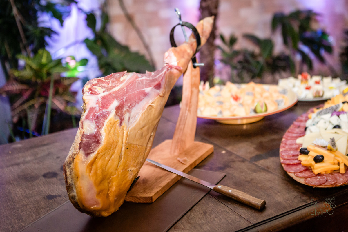 aniversário, 50 anos, festa a fantasia, baile de máscaras, Alameda 7, presunto, festa de aniversario, vestido de festa, mesa de frios, maquiagem, cabeleireiro, buffet em são caetano, atração, São Caetano do Sul, bobo da corte, personagens, flashback, 