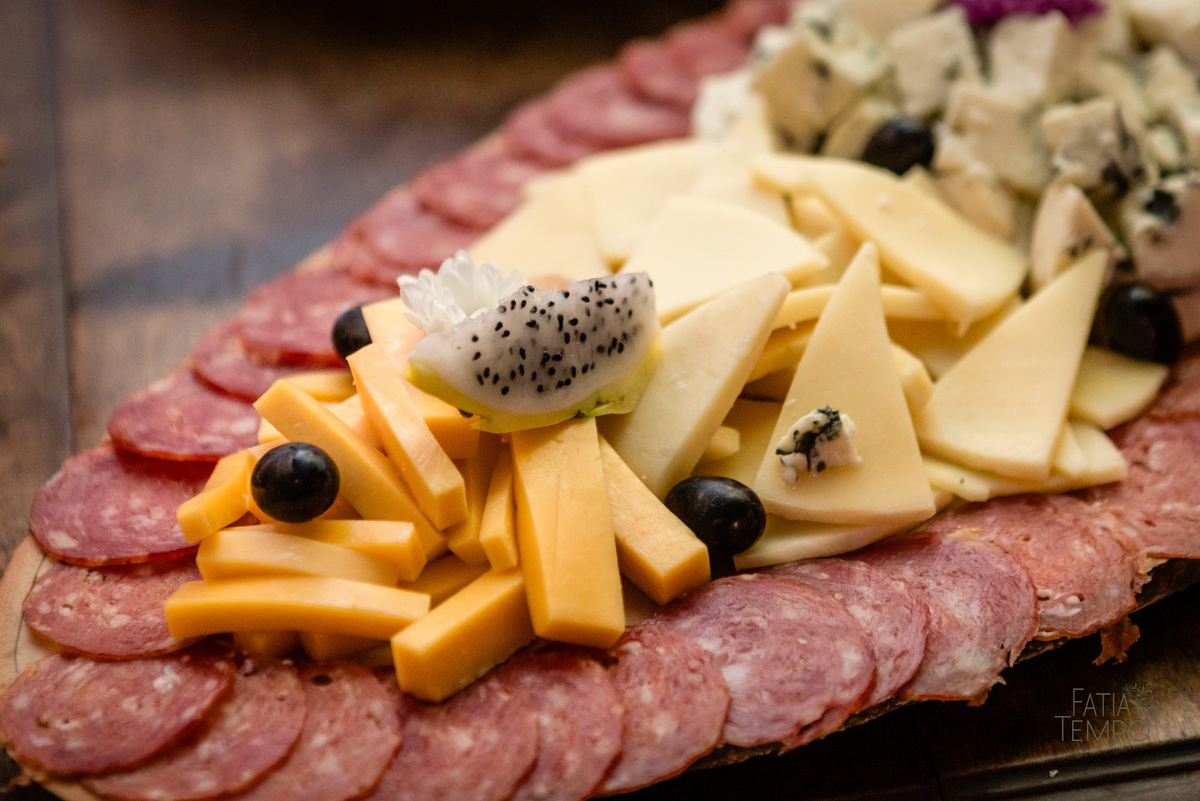 aniversário, 50 anos, festa a fantasia, baile de máscaras, Alameda 7, presunto, festa de aniversario, vestido de festa, mesa de frios, maquiagem, cabeleireiro, buffet em são caetano, atração, São Caetano do Sul, bobo da corte, personagens, flashback, 