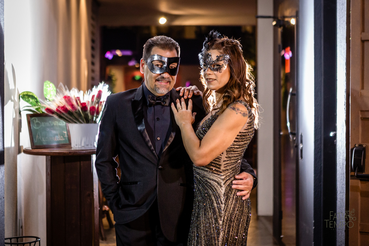 aniversário, 50 anos, festa a fantasia, baile de máscaras, Alameda 7, presunto, festa de aniversario, vestido de festa, mesa de frios, maquiagem, cabeleireiro, buffet em são caetano, atração, São Caetano do Sul, bobo da corte, personagens, flashback, 