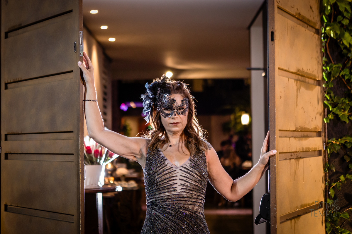 aniversário, 50 anos, festa a fantasia, baile de máscaras, Alameda 7, presunto, festa de aniversario, vestido de festa, mesa de frios, maquiagem, cabeleireiro, buffet em são caetano, atração, São Caetano do Sul, bobo da corte, personagens, flashback, 