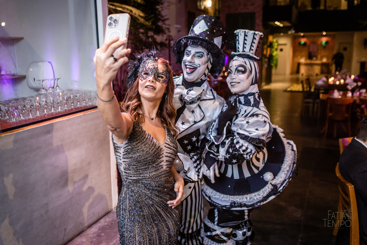 aniversário, 50 anos, festa a fantasia, baile de máscaras, Alameda 7, presunto, festa de aniversario, vestido de festa, mesa de frios, maquiagem, cabeleireiro, buffet em são caetano, atração, São Caetano do Sul, bobo da corte, personagens, flashback, 