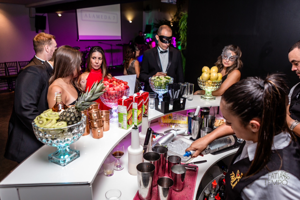 aniversário, 50 anos, festa a fantasia, baile de máscaras, Alameda 7, presunto, festa de aniversario, vestido de festa, mesa de frios, maquiagem, cabeleireiro, buffet em são caetano, atração, São Caetano do Sul, bobo da corte, personagens, flashback, 