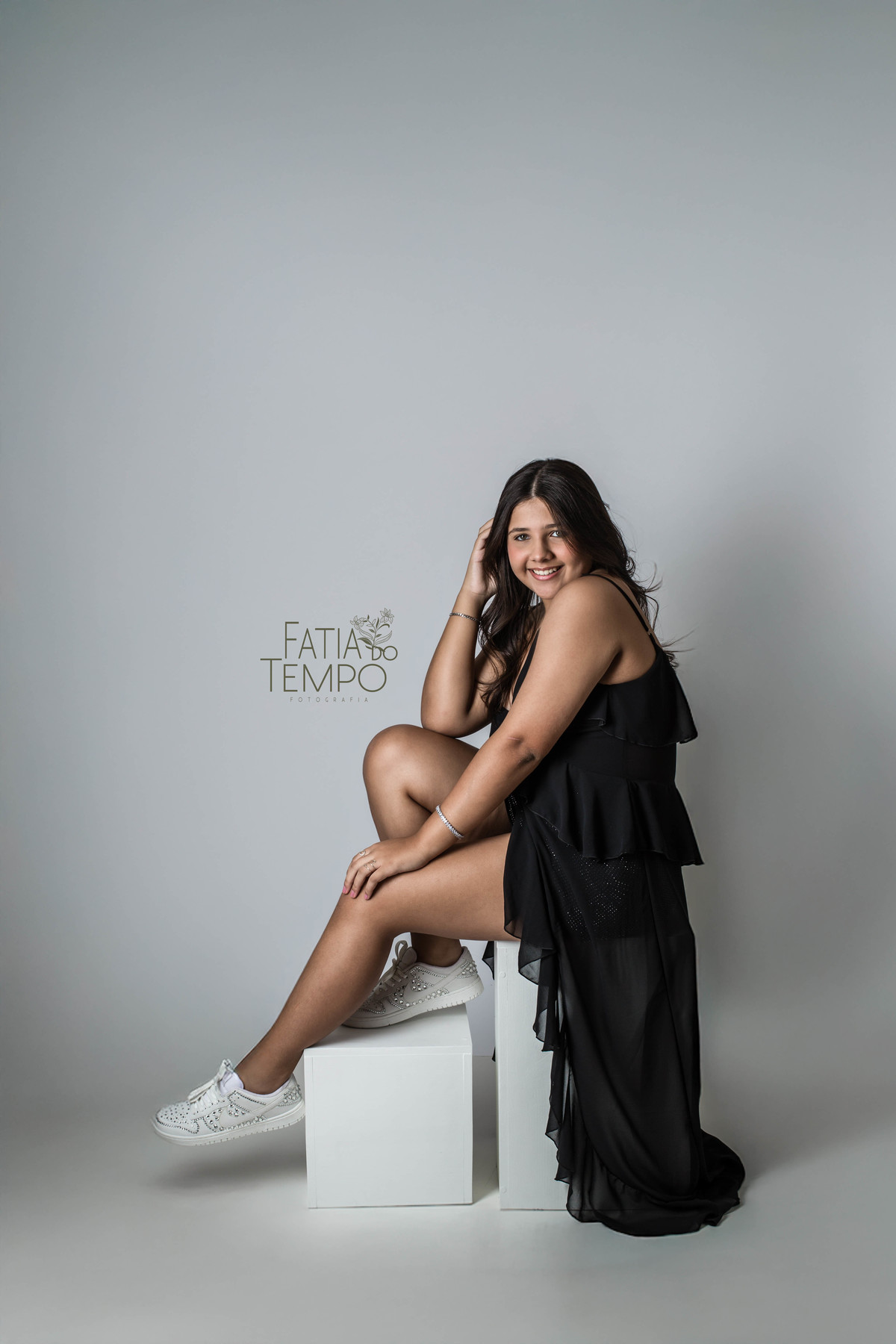 ensaio fotográfico, estúdio fotográfico, estúdio, fotografia, debutante, 15 anos, festa de debutante, Buffet em São Caetano, São Caetano do Sul, adolescente, menina, vestido de festa, maquiagem, assessoria, celebrante, bolo, doces finos, 