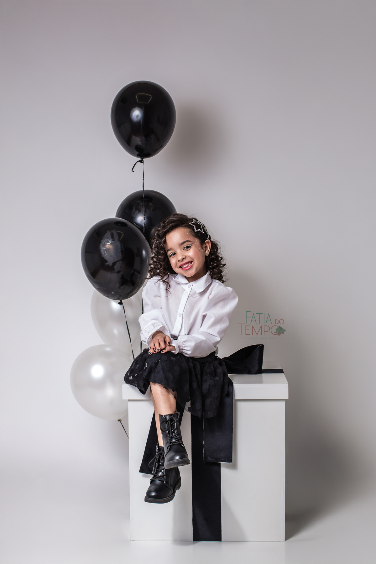 ensaio infantil, fotografia de aniversário, fotos criativas, criança feliz, ensaio temático, estúdio fotográfico, fotos divertidas, recordações especiais, momento mágico, aniversário de criança, fotografia afetiva, sorriso infantil, ensaio colorido, fanta