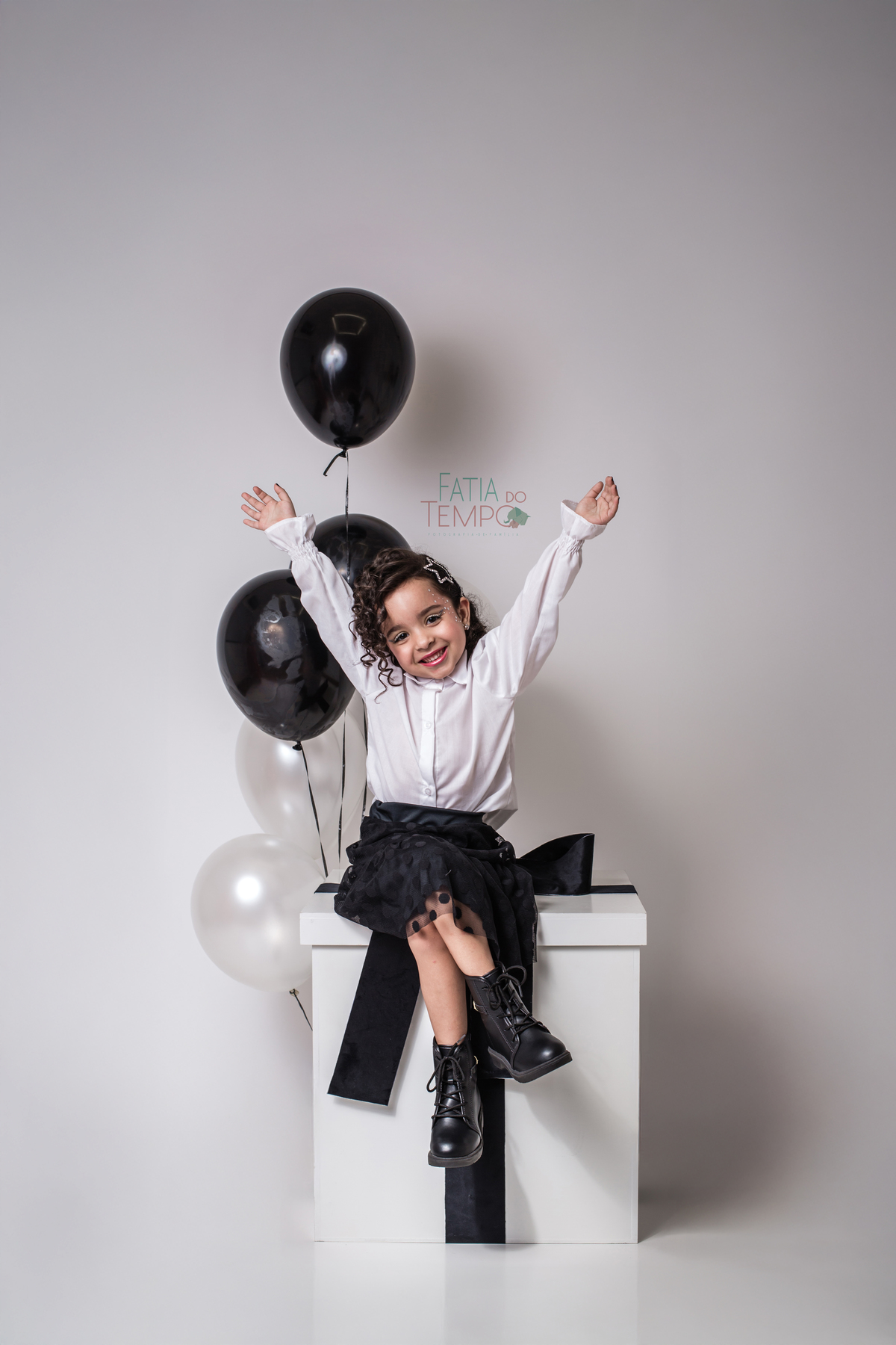 ensaio infantil, fotografia de aniversário, fotos criativas, criança feliz, ensaio temático, estúdio fotográfico, fotos divertidas, recordações especiais, momento mágico, aniversário de criança, fotografia afetiva, sorriso infantil, ensaio colorido, fanta