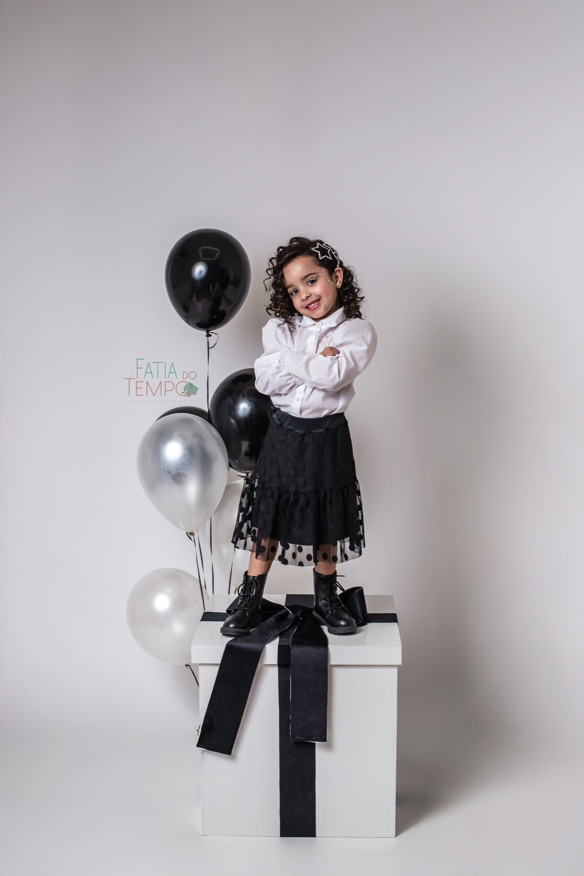 ensaio infantil, fotografia de aniversário, fotos criativas, criança feliz, ensaio temático, estúdio fotográfico, fotos divertidas, recordações especiais, momento mágico, aniversário de criança, fotografia afetiva, sorriso infantil, ensaio colorido, fanta