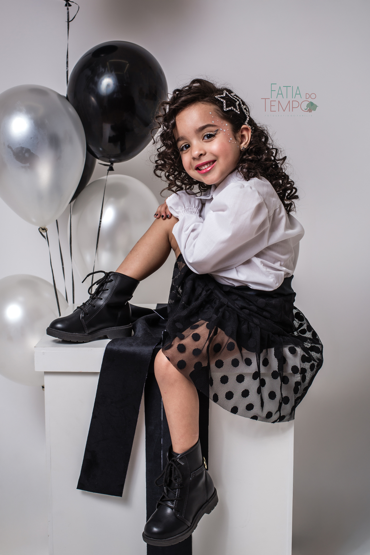 ensaio infantil, fotografia de aniversário, fotos criativas, criança feliz, ensaio temático, estúdio fotográfico, fotos divertidas, recordações especiais, momento mágico, aniversário de criança, fotografia afetiva, sorriso infantil, ensaio colorido, fanta