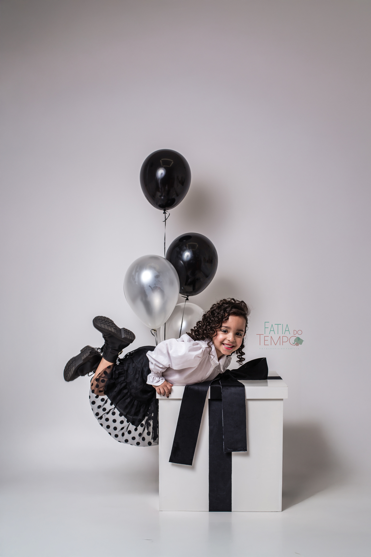 ensaio infantil, fotografia de aniversário, fotos criativas, criança feliz, ensaio temático, estúdio fotográfico, fotos divertidas, recordações especiais, momento mágico, aniversário de criança, fotografia afetiva, sorriso infantil, ensaio colorido, fanta