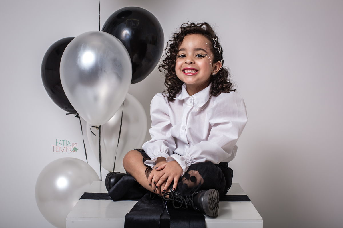 ensaio infantil, fotografia de aniversário, fotos criativas, criança feliz, ensaio temático, estúdio fotográfico, fotos divertidas, recordações especiais, momento mágico, aniversário de criança, fotografia afetiva, sorriso infantil, ensaio colorido, fanta
