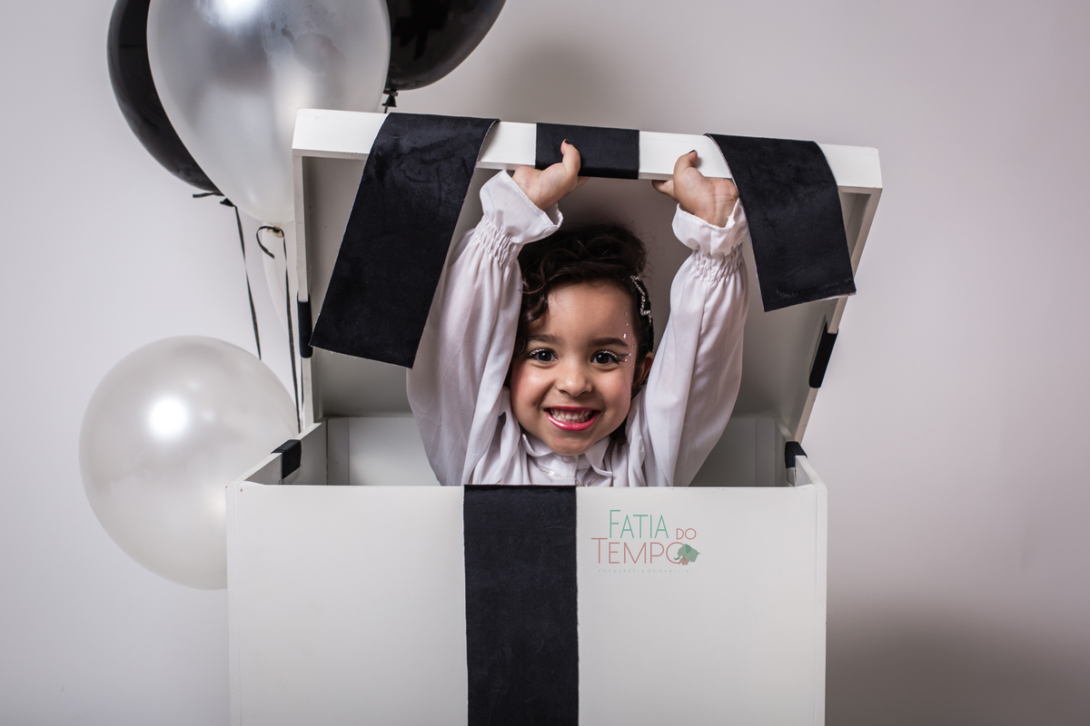 ensaio infantil, fotografia de aniversário, fotos criativas, criança feliz, ensaio temático, estúdio fotográfico, fotos divertidas, recordações especiais, momento mágico, aniversário de criança, fotografia afetiva, sorriso infantil, ensaio colorido, fanta