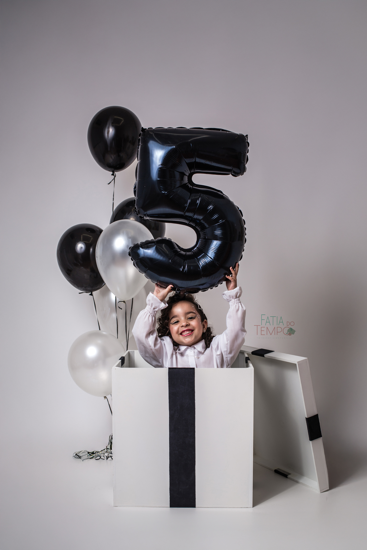 ensaio infantil, fotografia de aniversário, fotos criativas, criança feliz, ensaio temático, estúdio fotográfico, fotos divertidas, recordações especiais, momento mágico, aniversário de criança, fotografia afetiva, sorriso infantil, ensaio colorido, fanta