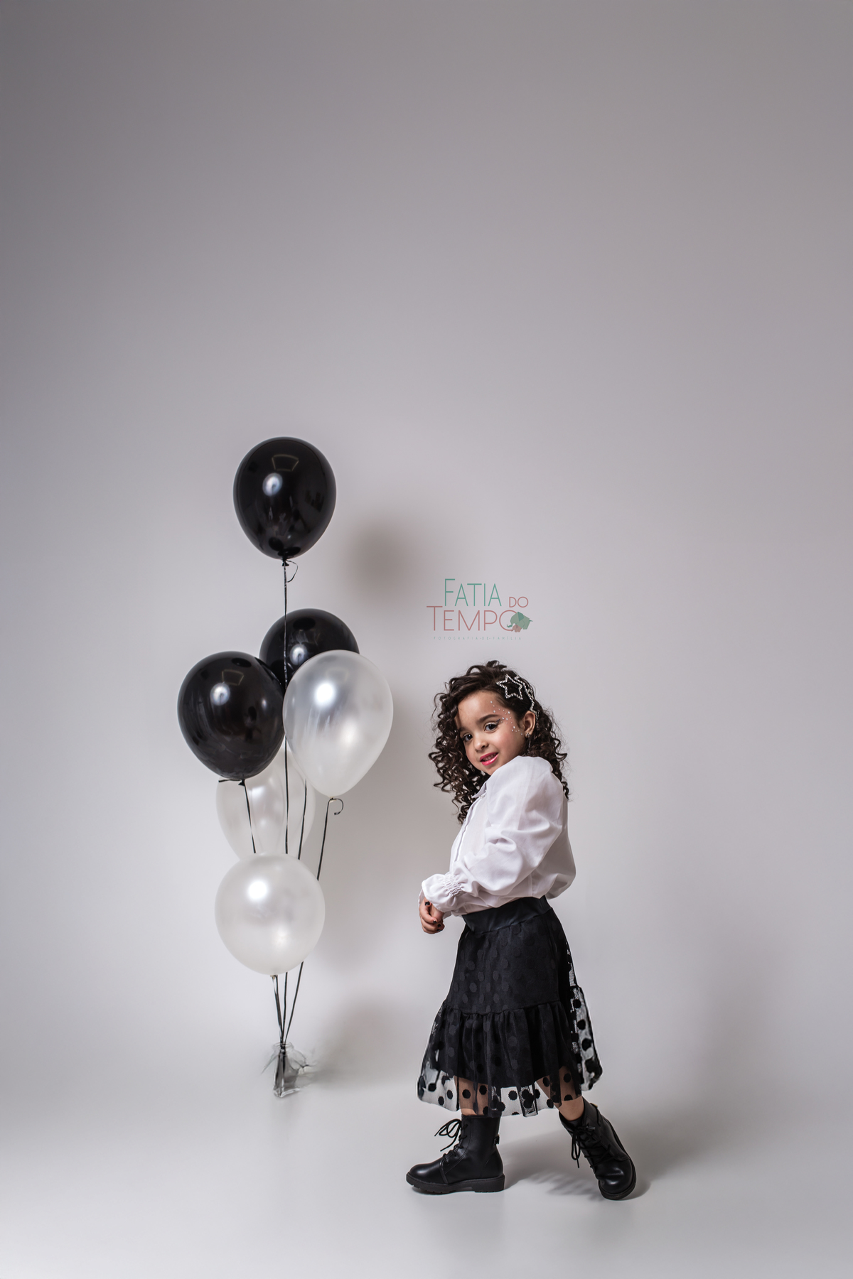 ensaio infantil, fotografia de aniversário, fotos criativas, criança feliz, ensaio temático, estúdio fotográfico, fotos divertidas, recordações especiais, momento mágico, aniversário de criança, fotografia afetiva, sorriso infantil, ensaio colorido, fanta