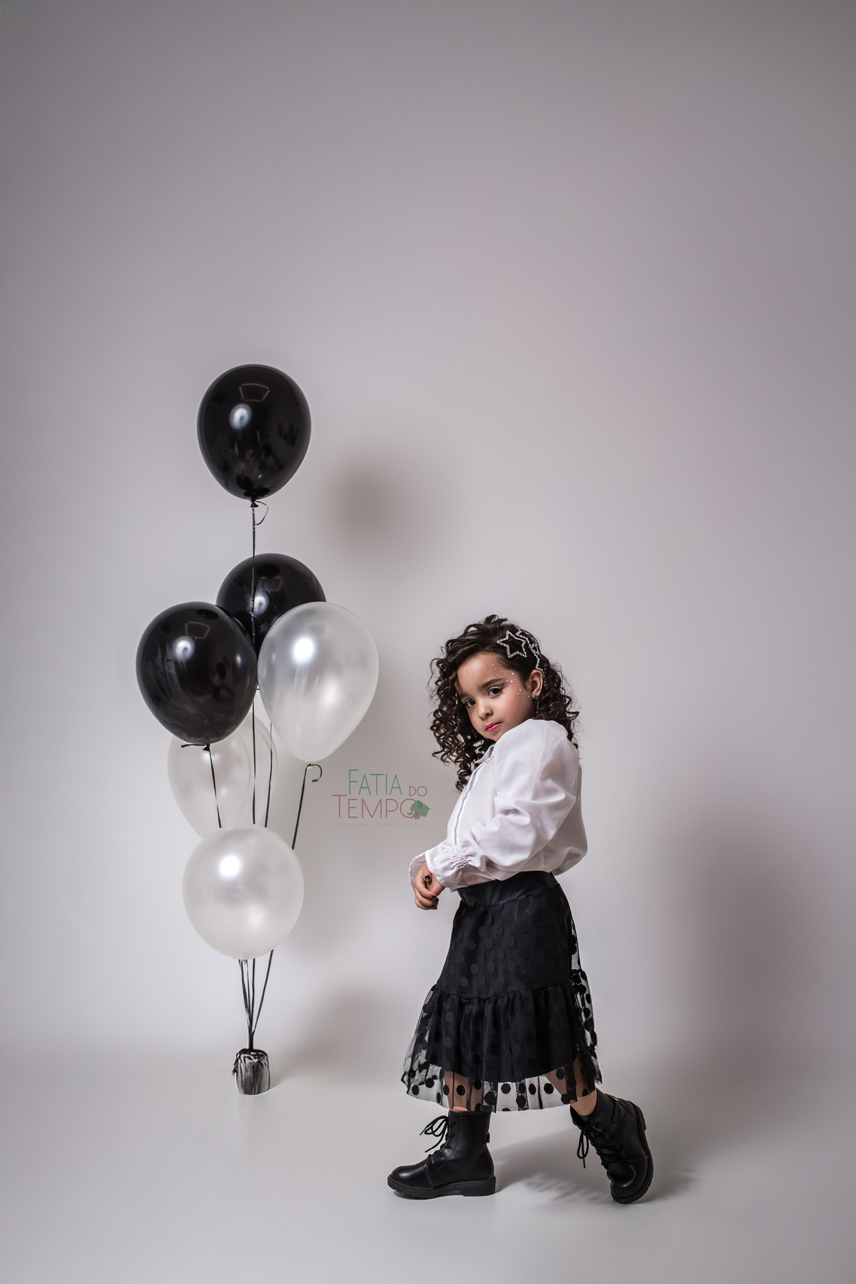 ensaio infantil, fotografia de aniversário, fotos criativas, criança feliz, ensaio temático, estúdio fotográfico, fotos divertidas, recordações especiais, momento mágico, aniversário de criança, fotografia afetiva, sorriso infantil, ensaio colorido, fanta