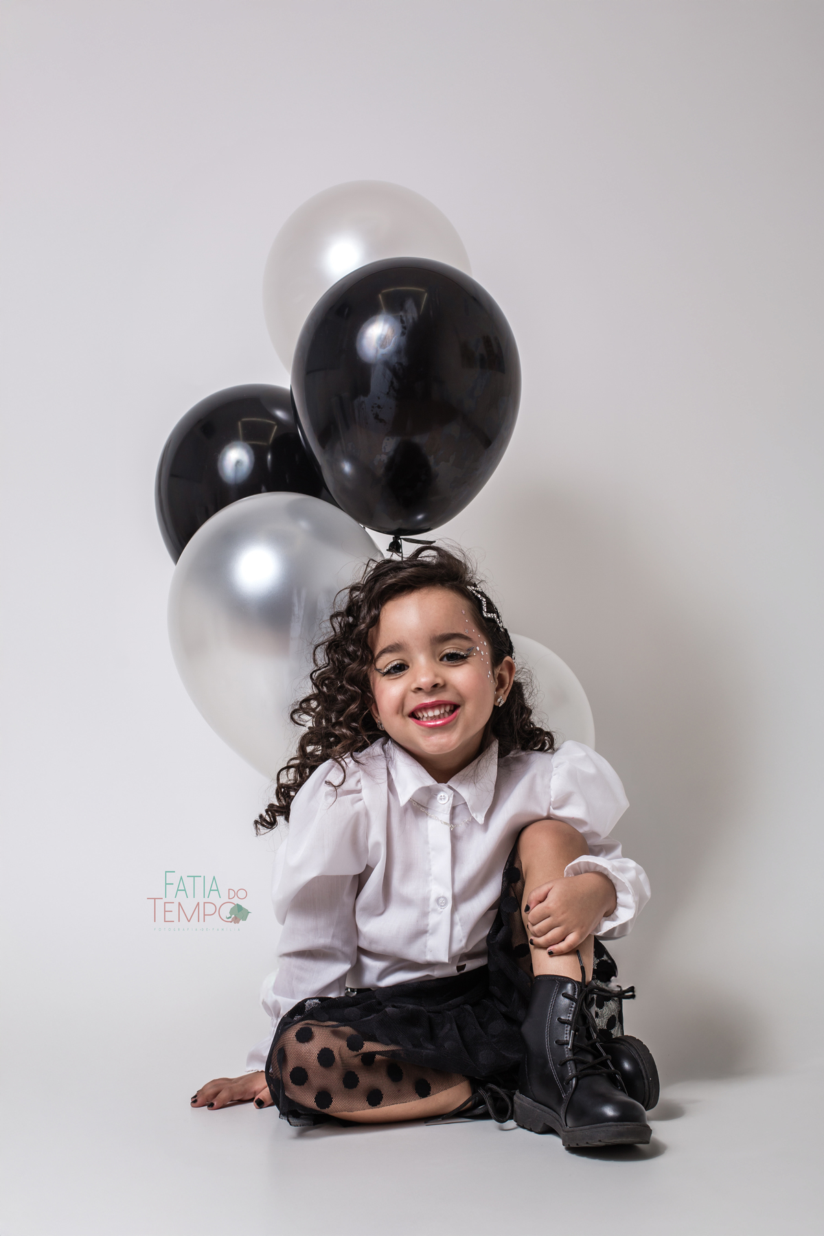 ensaio infantil, fotografia de aniversário, fotos criativas, criança feliz, ensaio temático, estúdio fotográfico, fotos divertidas, recordações especiais, momento mágico, aniversário de criança, fotografia afetiva, sorriso infantil, ensaio colorido, fanta