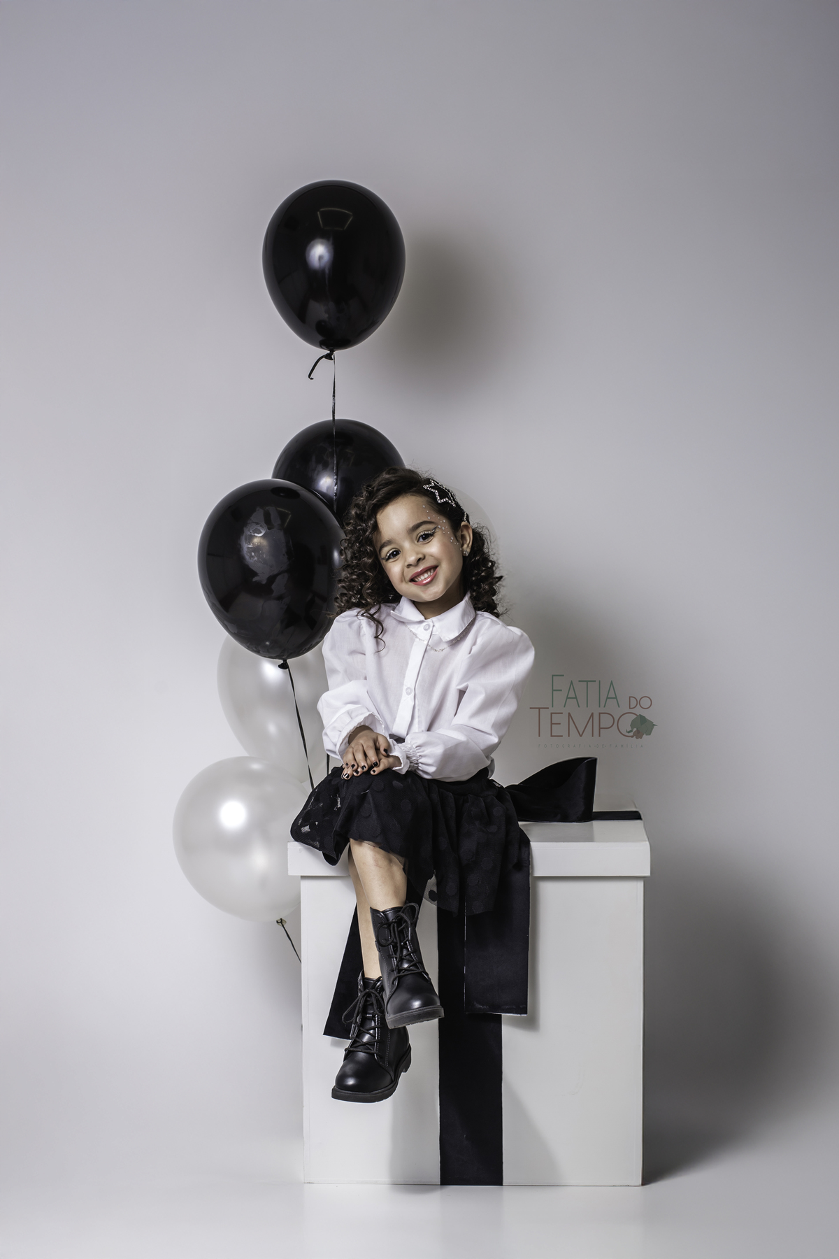 ensaio infantil, fotografia de aniversário, fotos criativas, criança feliz, ensaio temático, estúdio fotográfico, fotos divertidas, recordações especiais, momento mágico, aniversário de criança, fotografia afetiva, sorriso infantil, ensaio colorido, fanta