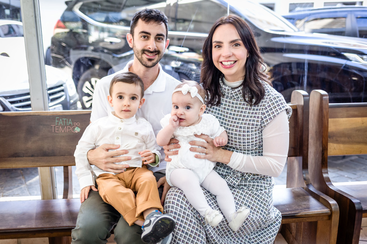 batizado, fé, bênção, cerimônia, criança, família, amor, espiritualidade, esperança, igreja, paz, oração, celebração, pureza, luz, comunhão, devoção, gratidão, tradição, sagrado, renascimento, batismo, proteção, alegria, união, cristianismo, sacramento, 