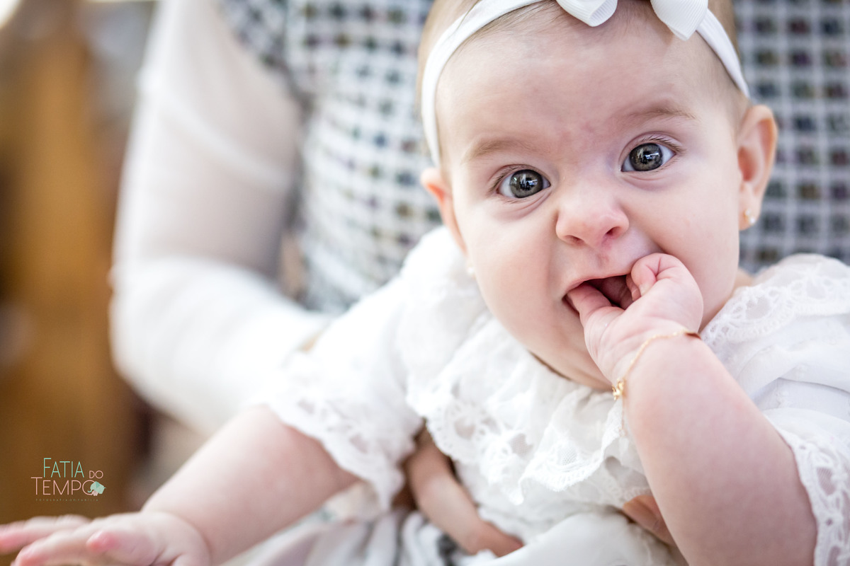 batizado, fé, bênção, cerimônia, criança, família, amor, espiritualidade, esperança, igreja, paz, oração, celebração, pureza, luz, comunhão, devoção, gratidão, tradição, sagrado, renascimento, batismo, proteção, alegria, união, cristianismo, sacramento, 