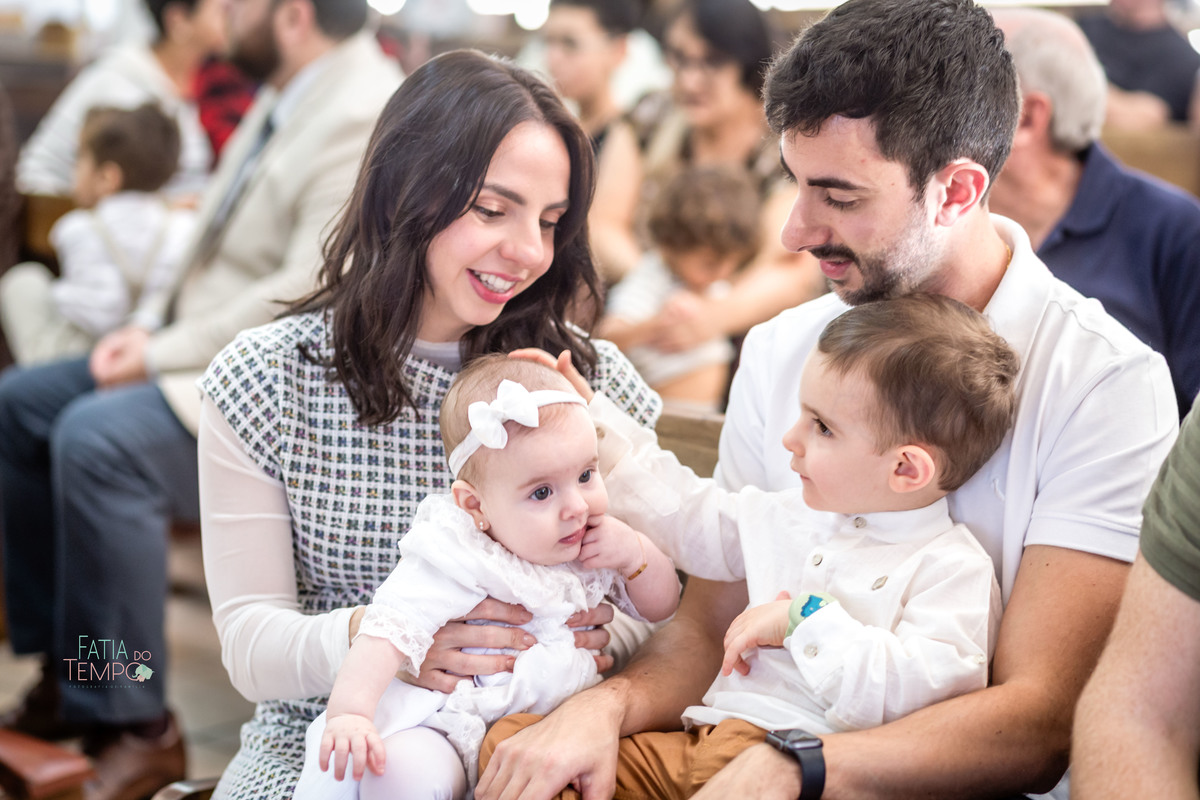 batizado, fé, bênção, cerimônia, criança, família, amor, espiritualidade, esperança, igreja, paz, oração, celebração, pureza, luz, comunhão, devoção, gratidão, tradição, sagrado, renascimento, batismo, proteção, alegria, união, cristianismo, sacramento, 