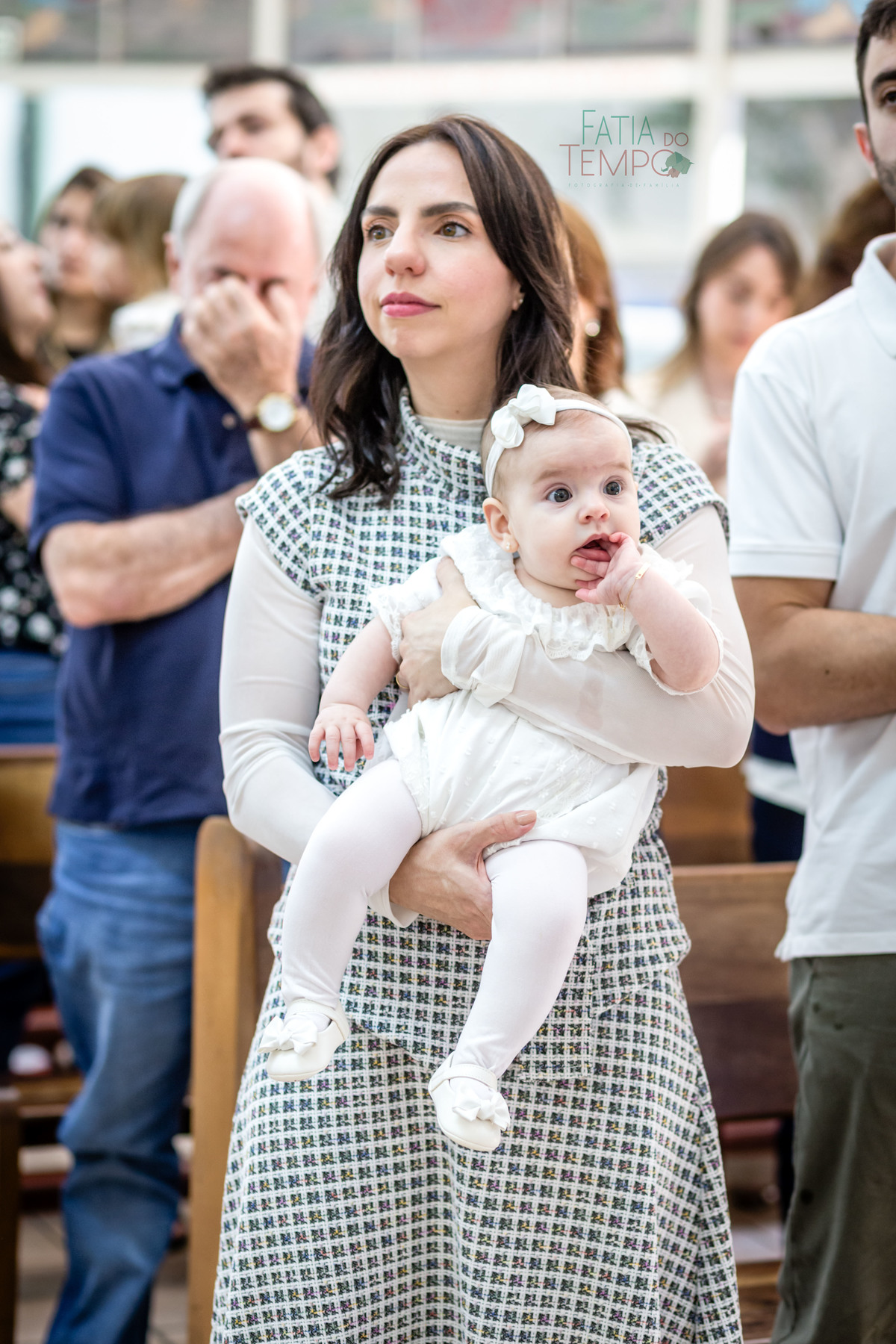 batizado, fé, bênção, cerimônia, criança, família, amor, espiritualidade, esperança, igreja, paz, oração, celebração, pureza, luz, comunhão, devoção, gratidão, tradição, sagrado, renascimento, batismo, proteção, alegria, união, cristianismo, sacramento, 